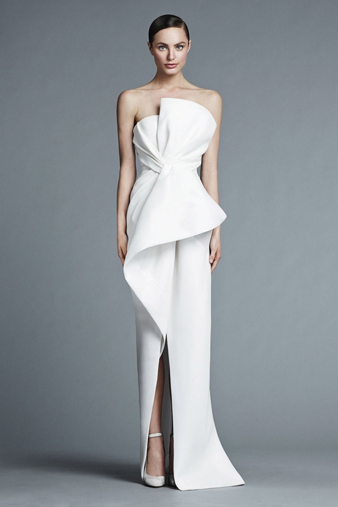 3. Váy cưới trang trí vùng ngực và phần thân dưới. Bằng các kiểu trang trí 3D đẹp và độc, váy cưới dạng này sẽ tạo điểm nhấn đầy quyến rũ cho cô dâu. Vì thế, người đối diện có xu hướng chú ý đến các chi tiết trang trí ấn tượng mà bỏ qua vòng 2 bánh mì của bạn.