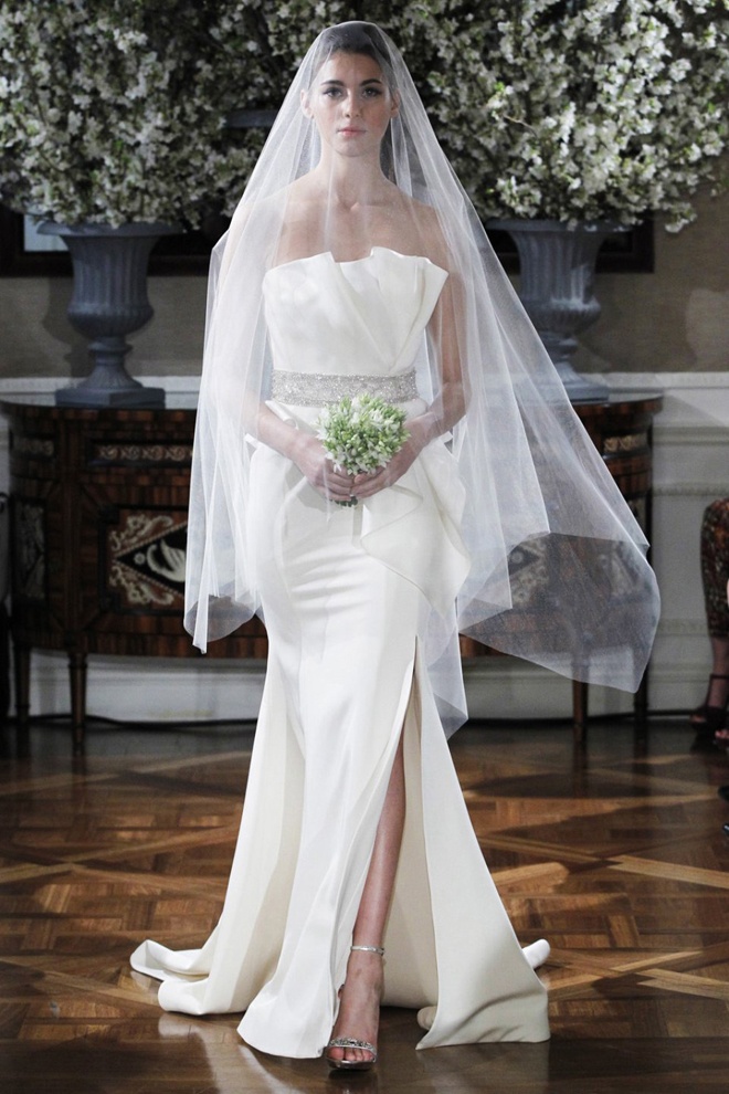 Váy cưới trắng trơn, kèm đường xếp 3D phía trên ngực và dưới thân váy. Kết hợp thêm kiểu chít eo cao sẽ giúp cân đối kích thước cơ thể người mặc.