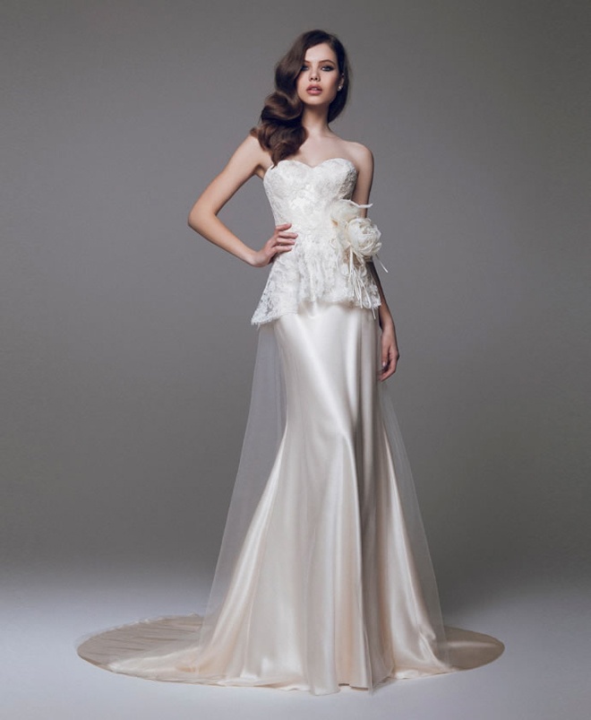 Đặc biệt, khi kết hợp với các kiểu áo peplum sẽ mang lại “công dụng kép” vừa che khéo vòng eo, vừa giúp cô dâu thêm rực rỡ và lộng lẫy.