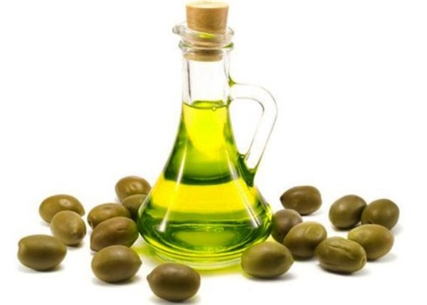 1. Dầu Olive: Dầu ô liu là một trong những loại dầu tốt nhất để làm đẹp cho da. Thành phần của nó và các vitamin thiết yếu giúp phục hồi độ ẩm cho da và làm cho da trông mềm mại và dẻo dai.