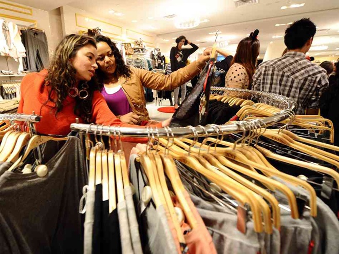 Có thể bạn sẽ mua nhầm hàng fake vốn luôn đầy rẫy khắp các cửa hàng outlet.