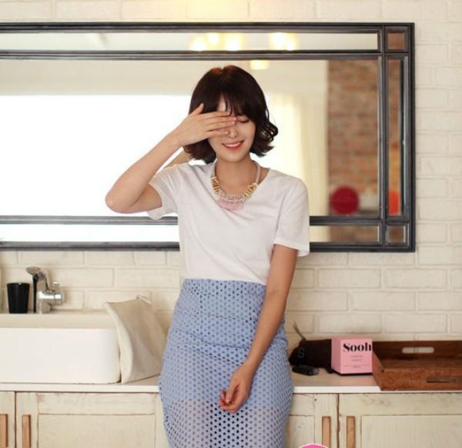 3. Với chân váy: Có nhiều kiểu váy để mix cùng thun trắng  cho bạn gái diện đến công sở như chân váy bút chì, chân váy da, chân váy xòe…Khi cho chiếc áo thun trắng đơn giản sánh đôi cũng những chiếc chân váy điệu đà bạn gái sẽ có những set đồ đơn giản nhưng không kém phần nổi bật, duyên dáng.