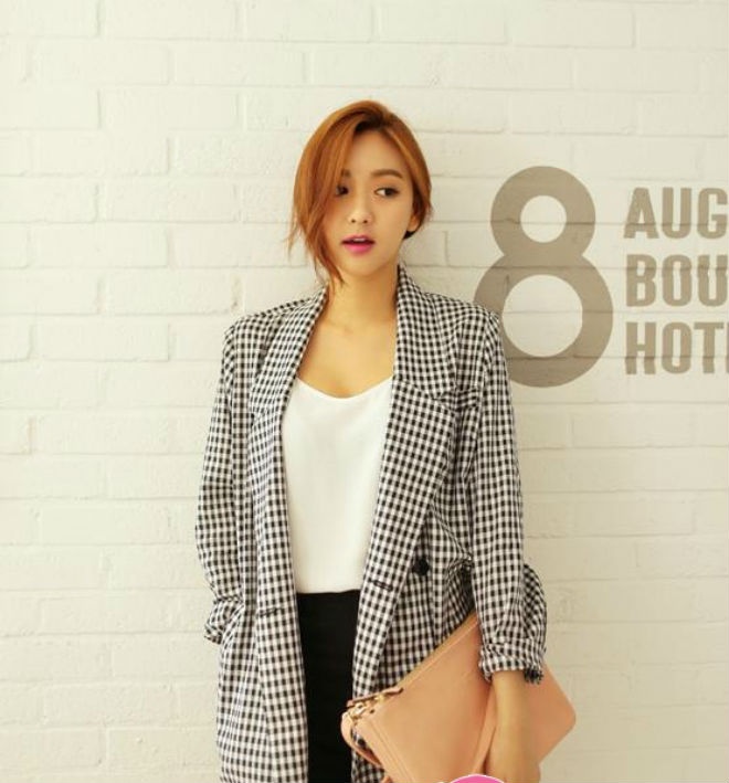 4. Với blazer: Blazer là kiểu áo có thể biến bất cứ bộ trang phục đơn giản nào trở nên sang trọng, thanh lịch hơn. Khi muốn diện áo thun trắng đến nơi làm việc, đi hội nghị…bạn chỉ cần kết hợp thêm một chiếc blazer là bạn đã có một set đồ cực thanh lịch.