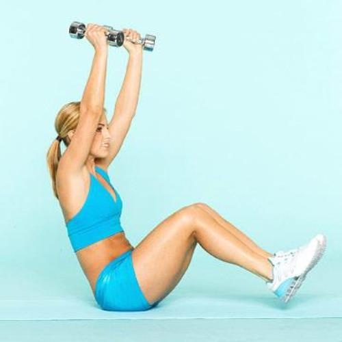 Động tác 4:  Bước 1: Chuẩn bị ở tư thế ngồi trên sàn với đầu gối cong, bàn chân đặt trên sàn. Hai tay giữ tạ để gần vai, lòng bàn tay hường vào trong.  Bước 2: Hơi ngửa lưng ra phía sau, mở rộng cánh tay lên không, rồi nhấc chân lên khỏi sàn một vài cm, hướng đầu gối về phía ngực. Giữ nguyên vị trí từ 1-3 nhịp thở, sau đó trở lại vị trí ban đầu. Lặp lại động tác 15 lần.