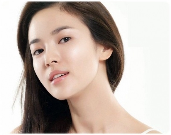 1. Tóc đen thẳng: Song Hye Kyo có một thời gian dài trung thành với mái tóc suôn dài, đen nhánh và không để mái, được chăm sóc tỉ mỉ để luôn giữ được độ óng ả. 