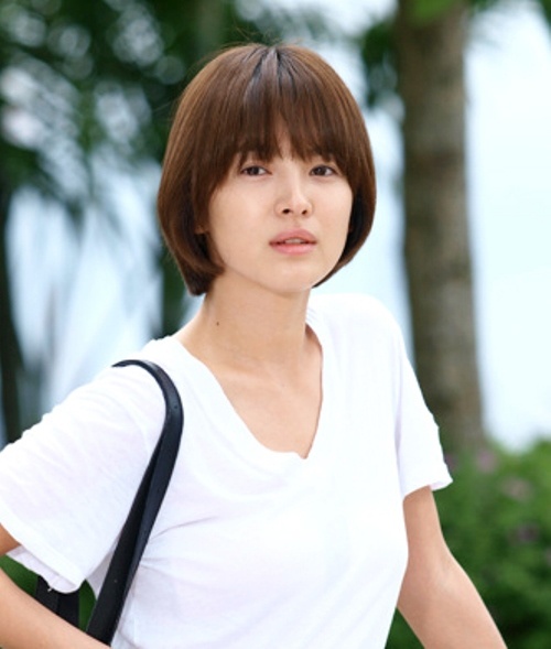 2. Tóc ngắn cụp: Song Hye Kyo xuất hiện với mái tóc cắt ngắn bằng, uốn cụp và mái thưa trong một thời gian dài.