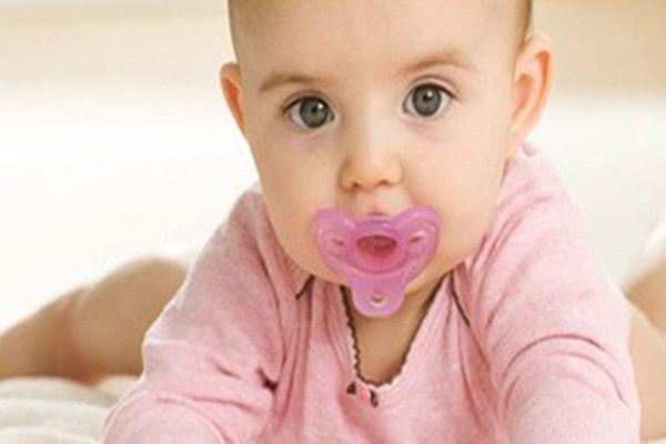 Cho bé một vật nhỏ để bé cầm như ti giả hoặc để con cầm tay mẹ. Nhiều nghiên cứu cho thấy, khi bé ngậm ti giả, nhịp tim sẽ ổn định hơn. Việc nắm tay mẹ sẽ khiến tay chân của bé không vùng vằng để giúp con bình tĩnh hơn.