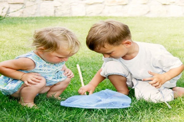  Cach hay do tre nin khoc hieu qua bat ngo-Hinh-5 Cho bé tiếp xúc với không khí trong lành. Đôi khi chỉ đơn giản là mở cửa cho bé ra ngoài trời cũng khiến bé ngừng khóc. Nếu mãi bé vẫn không nín, mẹ nhìn xung quanh, nhìn lên bầu trời và nói chuyện với trăng sao, hoặc mọi thứ bận rộn xung quanh. Bé sẽ bị mẹ “gài bẫy” và nín ngay.