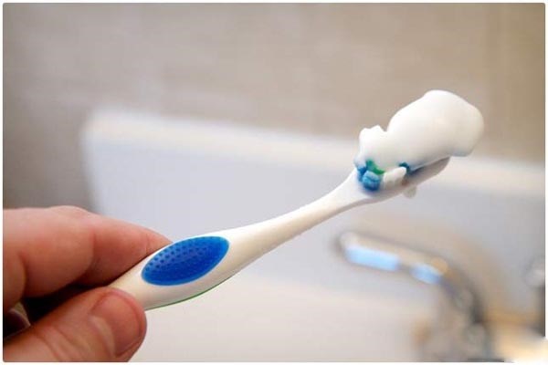  Meo danh rang dung cach ngua ung thu tan goc-Hinh-8 Thay bàn chải thường xuyên. Các bác sĩ nha khoa đều khuyến cáo nên thay bàn chải đánh răng mỗi 3-4 tháng/lần hoặc thậm chí thay sớm hơn nếu lông bàn chải bị sờn hoặc cùn. Nếu không muốn áp dụng rập khuôn vì thấy bàn chải còn tốt, bạn nên kiểm tra lông bàn chải. Một khi các sợi lông mất tính linh hoạt bình thường của nó và bắt đầu loe ra thì bạn nên thay đổi bàn chải. Ngoài ra, khi màu sắc lông bàn chải đánh răng thay đổi cũng là dấu hiệu cảnh báo cho bạn biết cần thay bàn chải đánh răng khác.