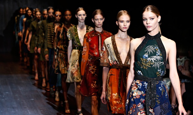 Cũng như các thiết kế haute couture, các Tuần lễ thời trang Milan, London và Paris quy tụ nhiều người mẫu cao cấp hơn so với New York Fashion Week.