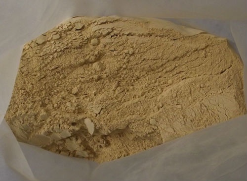 5. Xi măng khô: Kết hợp một chén bột mì với một cốc xi măng khô, thêm một muỗng canh muối và trộn tạo thành hỗn hợp sền sệt. Đặt hỗn hợp này cùng một bát nước ở những nơi chuột thường tới. Lũ chuột sẽ bị thu hút và ăn hỗn hợp này, nhưng chúng sẽ bị khát. Khi uống nước, hỗn hợp bên trong sẽ khô và giết chết chuột. Có thể thêm chút bột ca cao để tăng mùi hương hấp dẫn.