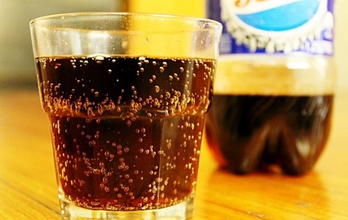 6. Nước soda: Đổ một lon soda vào bát nhỏ và đặt ở khu vực chuột thường sinh sống. Cacbon trong soda sẽ giết chết chuột không lâu sau khi chúng uống nó. Tuy nhiên, hãy để ý vì soda cũng rất thu hút loài kiến.