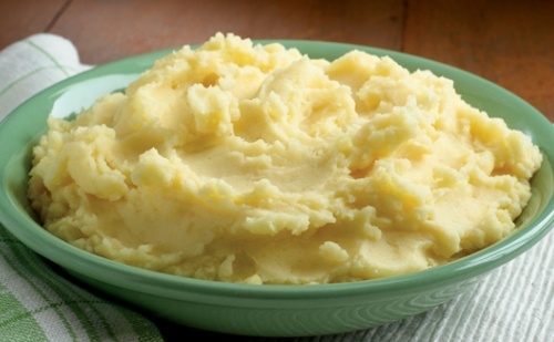 7. Khoai tây nghiền: Đặt một lớp mỏng khoai tây nghiền và một bát nước ở cửa hang chuột hoặc những nơi chúng thường tới. Cũng giống như hỗn hợp xi măng khô, natri trong khoai tây nghiền sẽ làm lũ chuột khát nước khi chúng ăn. Nước sẽ làm khoai tây nở ra trong dạ dày và làm chuột chết.