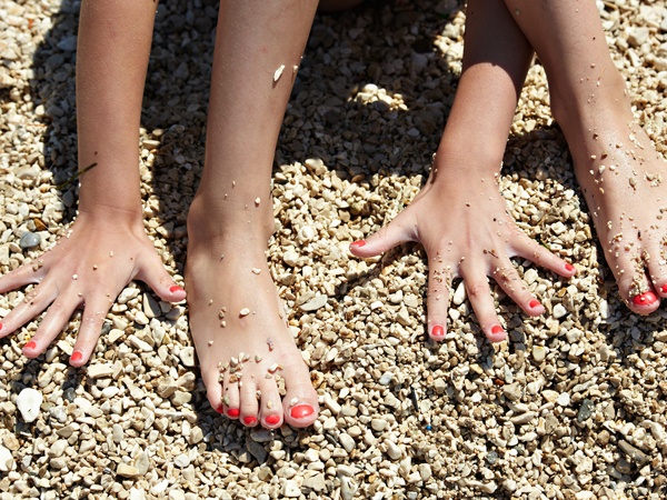 Xương bàn tay, bàn chân chiếm hơn một nửa tổng số xương trong cơ thể: Xương không phân bố đều khắp cơ thể, một số khu vực trong cơ thể có xương nhiều hơn so với những vùng khác. Mỗi bàn tay có 27 xương, và mỗi bàn chân có 26 xương. Điều này có nghĩa tổng số xương bàn tay, bàn chân là 106. Vì vậy, bàn tay và bàn chân chiếm hơn một nửa số xương trong toàn bộ cơ thể.