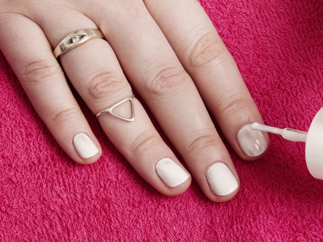 Để bắt tay thực hiện 1 trong những mẫu nail “7 sắc cầu vồng”, bạn cần chuẩn bị khoảng 5 - 7 lọ sơn móng tay màu tươi sáng, 1 lọ sơn bóng và vài cây cọ tán phấn mắt loại nhỏ. Bắt đầu bằng cách sơn phủ một lớp màu trắng sữa lên toàn bộ móng tay.