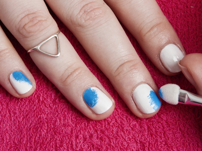 Để lớp sơn trắng khô hoàn toàn trước khi dùng cọ thấm 1 ít sơn màu xanh da trời. Chấm sơn màu xanh vào cạnh trong của móng. Tán đều thành khoảng nhỏ vừa đủ như ảnh minh họa.