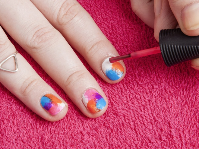 Tiếp tục thao tác tương tự với các lớp màu da cam, hồng và tím. Để bàn tay trông thật sinh động và đẹp mắt, bạn không cần thực hiện theo 1 thứ tự pha màu nhất định trên tất cả các móng.