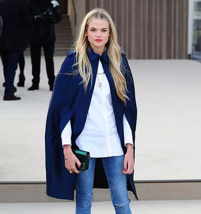 Kết hợp áo sơ mi bên trong những chiếc áo khoác cap-coat đẹp và lạ mắt cũng là gợi ý đáng tham khảo.