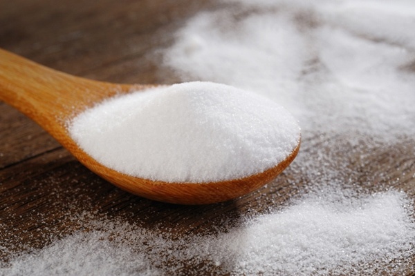 2. Baking soda: Rắc bột baking soda vào mọi kẽ hở trong nhà để ngăn kiến vào nhà. Ngoài ra, bạn có thể trộn hỗn hợp baking soda và đường với tỷ lệ bằng nhau, thêm một lượng nhỏ nấm men khô. Đường sẽ hấp dẫn kiến, trong khi baking soda là chất độc có thể giết chết kiến khi chúng ăn hỗn hợp này. Ảnh: Livestrong.