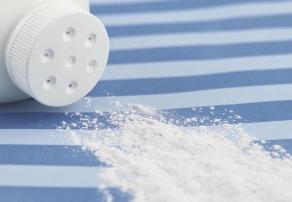 7. Phấn rôm trẻ em: Một cách tự nhiên giúp bạn tiêu diệt kiến là sử dụng phấn rôm trẻ em. Rắc một chút bột phấn rôm vào những nơi mà kiến tới và sinh sống, phấn rôm có tác dụng hút ẩm, làm sạch không khí khiến kiến không còn nơi để trú ẩn. Ảnh: Wisegeek.