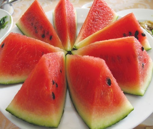  6 loai qua chin tot cho be-Hinh-7 Dưa hấu: Trong nhóm hoa quả thực dưỡng, dưa hấu là nhóm quả đáng ăn nhất với trẻ em. Dưa hấu vô cùng dễ ăn, dưa có vị ngọt dịu, rất thích hợp với trẻ em. Cứ 100g dưa hấu sẽ chứa 3g đường các loại. Thêm vào đó, đây là loại quả á quân về beta caroten, chỉ thua xoài. Beta caroten là một chất dẫn xuất của vitamin A, vốn rất cần cho đôi mắt trẻ em.