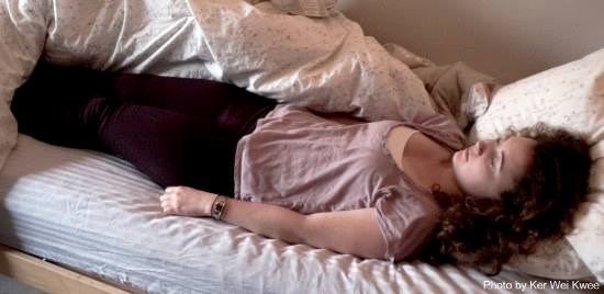 Tư thế nằm ngửa mặt và tay duỗi hai bên được xem là tư thế ngủ tốt nhất cho sức khỏe của cột sống và nó cũng tốt cho cổ của bạn miễn là bạn không dùng quá nhiều các loại gối.