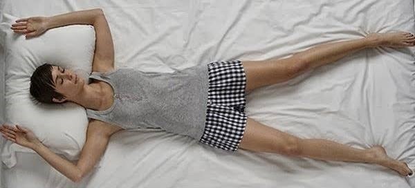 Diem lai arnh huong cua tung tu the ngu voi suc khoe-Hinh-2 Ngủ với tư thế nằm ngửa mặt và tay giơ lên phía trên như hình chữ u còn được gọi là tư thế “sao biển”. Đây cũng là một tư thế tốt cho lưng. Việc hai tay bạn đặt thoải mái trên gối hay không thì ngủ ở tư thế này sẽ giúp ngăn ngừa nếp nhăn trên khuôn mặt cũng như sự rạn da.