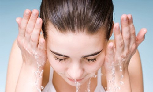 Không rửa mặt. Đôi khi vì nhiều lý do mà không ít người quên rửa mặt trước khi đi ngủ. Lớp phấn trang điểm hoặc bụi bẩn có thể làm bít lỗ chân lông, gây mụn cho da mặt. Vì vậy, trước khi đi ngủ, bạn đừng quên rửa mặt sạch sẽ với sữa rửa mặt phù hợp. Ảnh: hswstatic