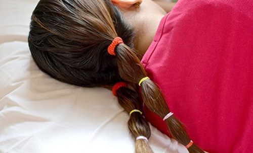  10 thoi quen buoi toi gay hai cho da-Hinh-7 Buộc tóc khi ngủ có thể làm tắc nghẽn quá trình vận chuyển dầu tự nhiên để nuôi dưỡng tóc. Dầu bị tắc này chuyển tới da mặt. Đây chính là nguyên nhân dẫn đến da bị nhờn và mọc mụn. Ảnh: phunutoday