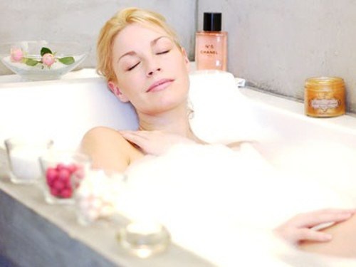  10 thoi quen buoi toi gay hai cho da-Hinh-8 Tắm nước nóng quá lâu. Tắm nước nóng giúp cơ thể thư giãn sau một ngày làm việc mệt mỏi. Tuy nhiên, tắm nước nóng quá lâu vào buổi tối muộn làm mất cân bằng độ ẩm của da. Nên để nhiệt độ nước ấm ở mức thấp nhất có thể để bảo vệ làn da. Ảnh: static.weddingbee