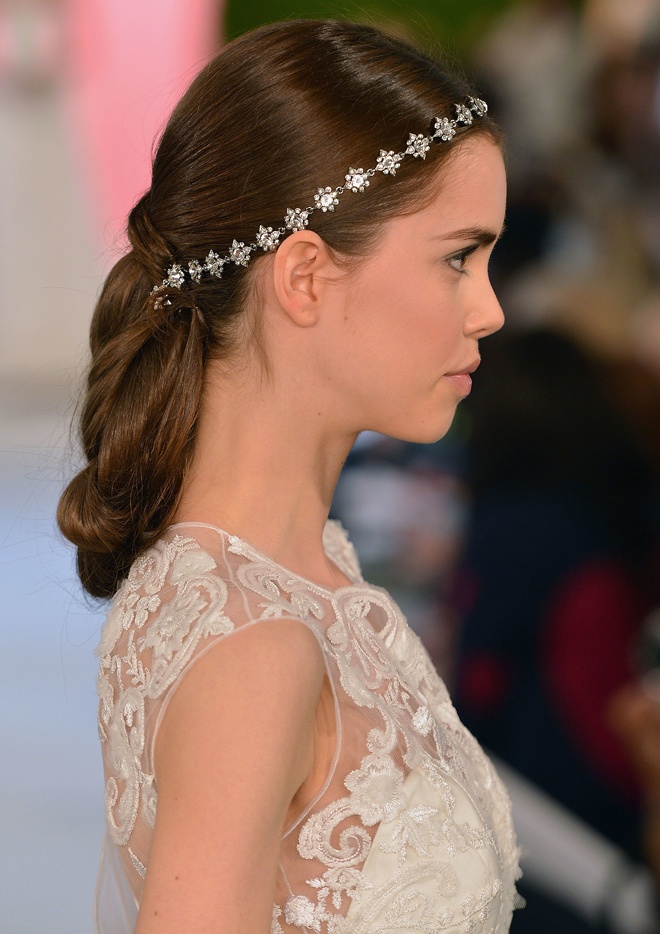 Tóc buộc đuôi ngựa cũng rất thích hợp cho những nàng dâu muốn khoe khéo chiếc váy cưới cầu kỳ, lộng lẫy.