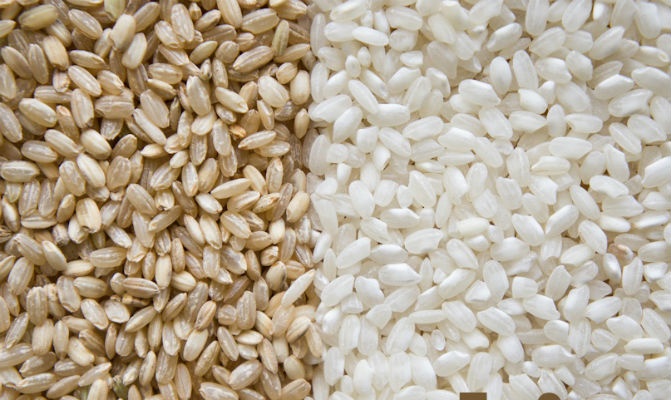 Ngũ cốc tinh chế như gạo trắng, bánh mì trắng, mì sợi trắng được cho rằng không lành mạnh giống như ngũ cốc nguyên hạt (gạo nâu, hạt lúa mì, hạt diêm mạch). Nghiên cứu của Đại học Pennsylvanina phát hiện ra rằng những người thêm ngũ cốc nguyên hạt vào chế độ ăn uống lành mạnh với trái cây, rau củ, sữa ít béo và protein sẽ giảm mỡ bụng nhanh và hiệu quả hơn nhóm người thực hiện chế độ ăn lành mạnh nhưng vẫn ăn các loại ngũ cốc tinh chế. Ảnh: Wordpress.