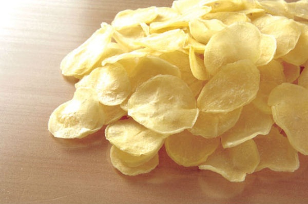 Khoai tây: Một nghiên cứu được công bố trên Tạp chí Y khoa New England khảo sát những thay đổi về trọng lượng của hơn 120.000 người, cả nam và nữ trong khoảng 20 năm. Những người tham gia được hỏi 4 năm/lần, và trung bình, họ tăng khoảng 1.5 kg/lần và tăng tổng khoảng 7.7 kg/20 năm. Điều ngạc nhiên, thực phẩm liên quan đến việc tăng cân nhanh của họ lại chính là khoai tây và các sản phẩm từ khoai tây. Ảnh: Italthaigroup.