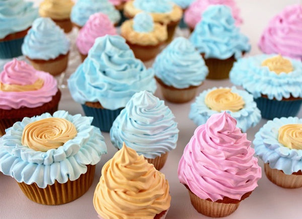 Lớp kem phủ trên bánh ngọt: Trong lớp kem phủ trang trí cho các loại bánh ngọt thường chứa một lượng chất không lành mạnh. Nghiên cứu của Đại học Wake Forest khảo sát hai nhóm với khẩu phần ăn khác nhau, một bên là khẩu phần chứa chất béo chuyển hóa, còn một khẩu phần chứa chất béo không bão hòa. Kết quả cho thấy trọng lượng cơ thể của nhóm người ăn chất béo chuyển hóa tăng thêm 7.2% trong vòng 6 năm trong khi nhóm kia chỉ tăng 1.8%. Loại chất béo chuyển hóa này không chỉ làm tăng lượng mỡ ở bụng, mà nó còn tác động lớn tới việc chuyển hóa lượng mỡ từ các vùng khác trên cơ thể tới bụng. Cố gắng tránh các thực phẩm chứa nhiều chất béo chuyển hóa như đồ ăn nướng, thức ăn nhẹ và pizza đông lạnh. Ảnh: Sugarywinzy.