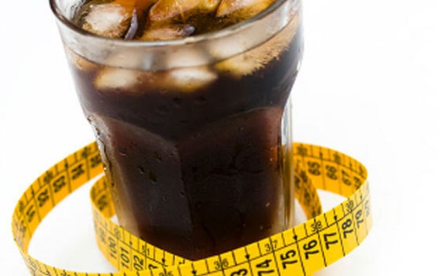 Nước ngọt ăn kiêng: Bạn có thể thấy rất nhiều nhãn chai nước ngọt có ghi thành phần là không có calo, tuy nhiên các loại nước ngọt lại đóng vai trò rất lớn khiến bạn tăng cân nhanh chóng. Một nghiên cứu trước đó cho thấy lượng mỡ bụng của những người thường xuyên uống nước ngọt tăng gần 3 lần so với những người không uống loại này. Theo một nghiên cứu khác của Viên Khoa học Weizmann, những con chuột uống nước có chất làm ngọt nhân tạo (saccharin, aspartame, sucralose) sẽ dễ bị kháng insulin và không dung nạp glucose, hai điều này thường dễ dẫn đến tăng cân. Ảnh: Cbsnews.