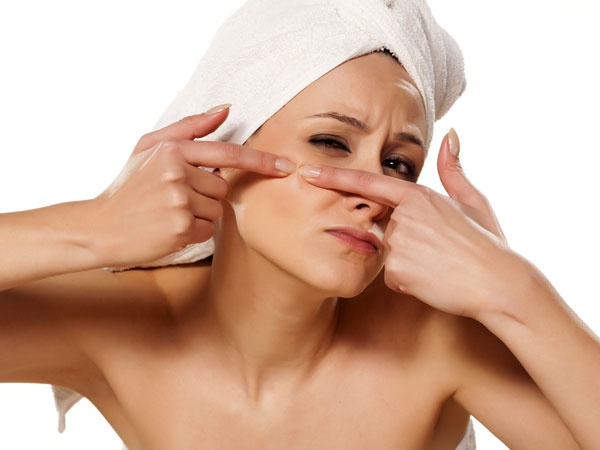 9. Mụn: Mụn trứng cá xuất hiện nhiều hơn trên cơ thể người sử dụng thuốc vì cơ thể sản xuất quá nhiều dầu từ các tuyến bã nhờn dưới da.