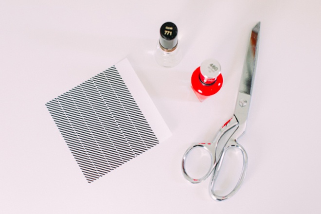 Đầu tiên cần chuẩn bị những vật dụng cần thiết, gồm 1 lọ sơn màu đỏ, 1 lọ sơn bóng, cuộn băng keo bản rộng và 1 cây kéo. 