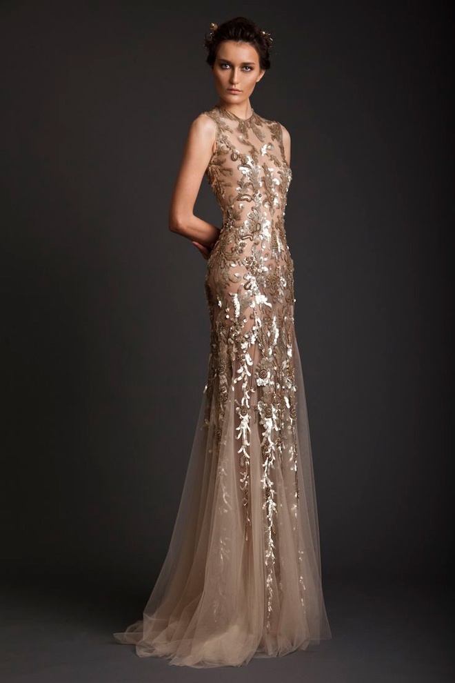 Đặc biệt, những chi tiết trang trí cầu kỳ, tinh tế ánh kim còn rất bắt ánh sáng, nhờ đó bạn sẽ càng long lanh và rực rỡ hơn.