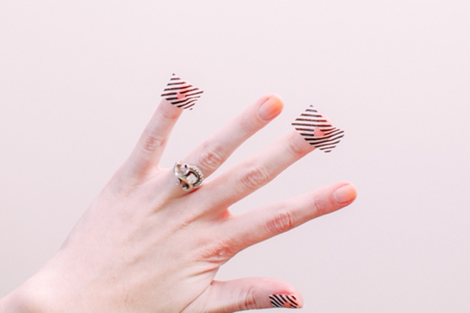 Dán băng keo lên móng tay. 