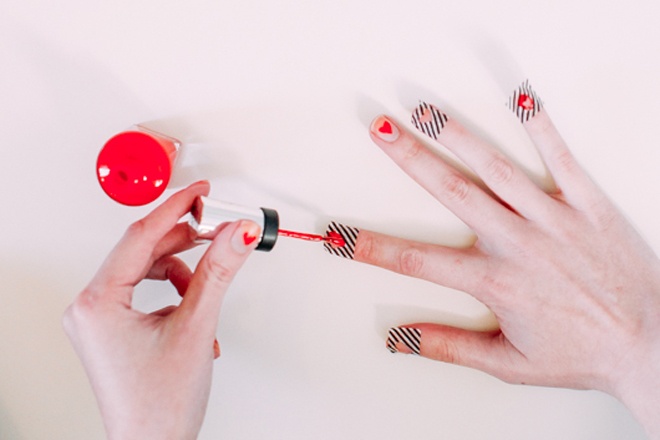 Sơn một lớp màu đỏ lên phần lỗ hổng hình trái tim. Để sơn khô, gỡ bỏ lớp băng keo và phủ thêm 1 lớp sơn bóng trên toàn bộ móng.