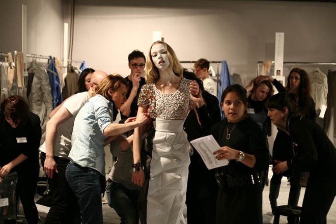Nếu muốn tham dự 4 fashion week lớn nhất thế giới, các tín đồ không làm trong lĩnh vực thời trang phải “săn” vé bằng cách làm tình nguyện viên cho nhà thiết kế hoặc đăng ký trên mạng.