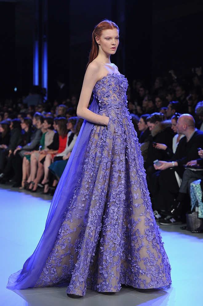 Nổi bật nhất trong các thiết kế theo xu hướng xanh lạnh là những kiểu váy cưới của Elie Saab. Chiếc váy cưới đính hoa thủy tinh nhỏ li ti kết hợp chất liệu xuyên thấu gợi cảm có thể làm choáng ngợp bất cứ ai yêu vẻ đẹp cổ tích ngọt ngào.