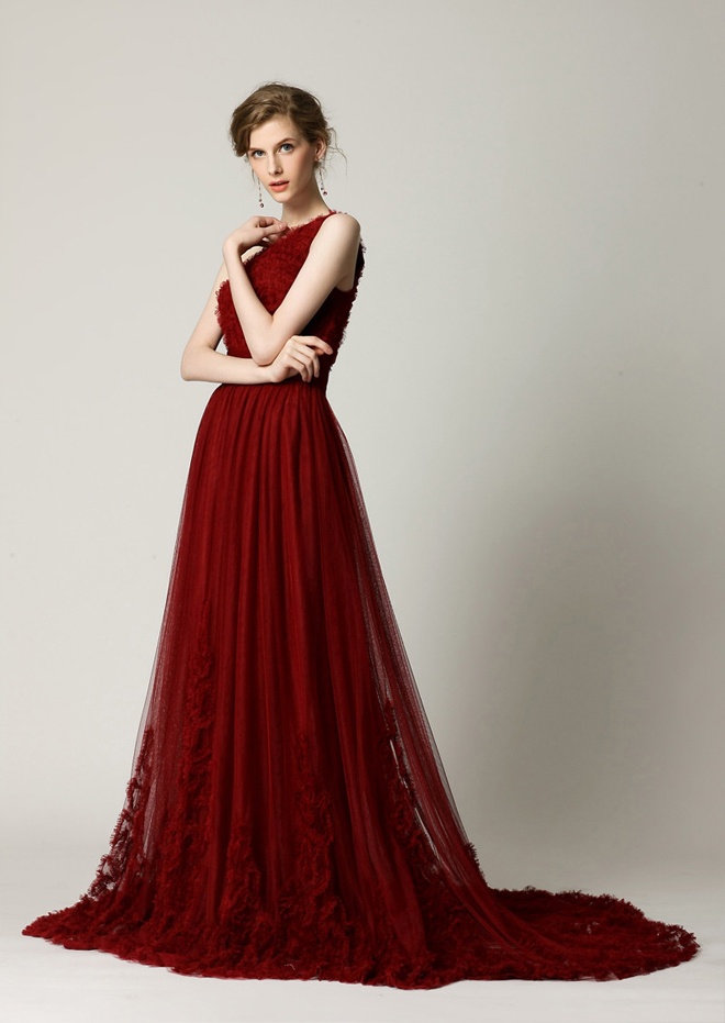 Những chiếc đỏ rượu vang đặc biệt thích hợp với cô dâu có làn da trắng sáng. Kết hợp cách trang điểm tươi tắn sẽ mang lại cho bạn vẻ đẹp nồng nàn, gợi cảm nhất.