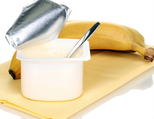  2. Mặt nạ sữa chua, chuối: Xay nhuyễn một quả chuối rồi trộn đều với hai thìa cà phê sữa chua, sau đó đắp hỗn hợp này lên da và để trong 30 phút rồi rửa sạch. Duy trì đắp mặt nạ 2-3 lần/tuần. Mặt nạ này có tác dụng trẻ hóa làn da và ngăn ngừa lão hóa hiệu quả.