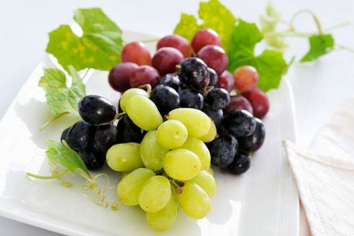 4. Mặt nạ mật ong, nho: Mật ong thường được sử dụng để trị mụn bởi nó có tính kháng khuẩn cao. Trộn 2 thìa mật ong với 5-6 quả nho đã nghiền nhuyễn là bạn có một mặt nạ giúp da trắng sáng, căng mịn tức thì.