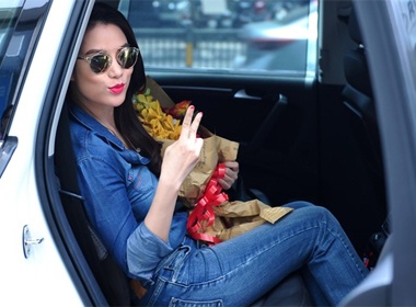 Truong Ngoc Anh tre hon tuoi bang loat do jeans goi cam hinh anh