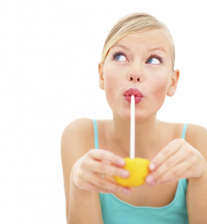 Trong một số trường hợp, uống nước hoa quả sẽ cho hiệu quả dưỡng da nhanh hơn ăn trực tiếp trái cây tươi. Nước ép hoặc sinh tố hoa quả, với các dưỡng chất có sẵn, sẽ nhanh chóng hòa lẫn vào máu nuôi dưỡng tế bào da mới, giúp cơ thể thải loại độc tố và hỗ trợ tái tạo gan.