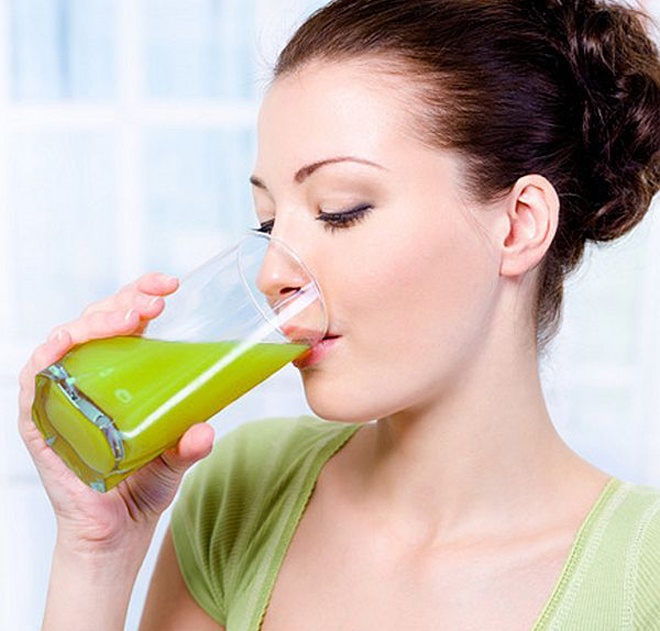 Ngoài ra, chất oxy hóa trong xoài làm giảm các sắc tố đen, vết nám trên da, đẩy lùi các dấu hiệu lão hóa. Rau bina thanh lọc máu, trị mụn và dưa chuột giúp giảm tàn nhang, cũng như dưỡng da thêm mịn màng, mềm mại.