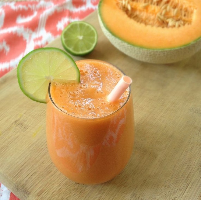 2. Dưa vàng, cà rốt và cần tây. Cho 1/2 cốc nước lọc, 3 – 4 miếng dưa vàng cắt lát, 3 miếng cà rốt và 2 cọng cần tây vào cối xay nhuyễn. Sau đó đổ ra ly và thưởng thức. Dưa vàng giữ ẩm, làm da căng mịn và góp phần tái tạo da hiệu quả. Kết hợp cùng vitamin A, C và beta carotene trong cà rốt chống lão hóa da, ngăn chặn hình thành nếp nhăn và điều chỉnh các vùng da không đều màu. Còn cần tây lại là loại rau giúp giải độc rất tốt cho cơ thể.