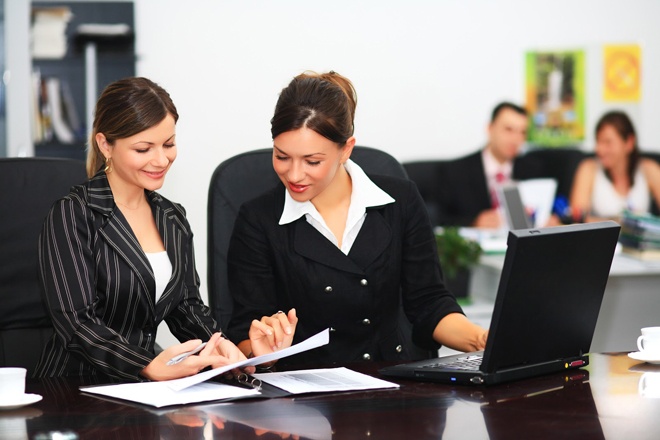 Các loại áo khoác dạng vest dễ cộng thêm cho bạn vài tuổi, nhất là khi kết hợp với tóc búi, buộc đuôi ngựa đơn điệu.